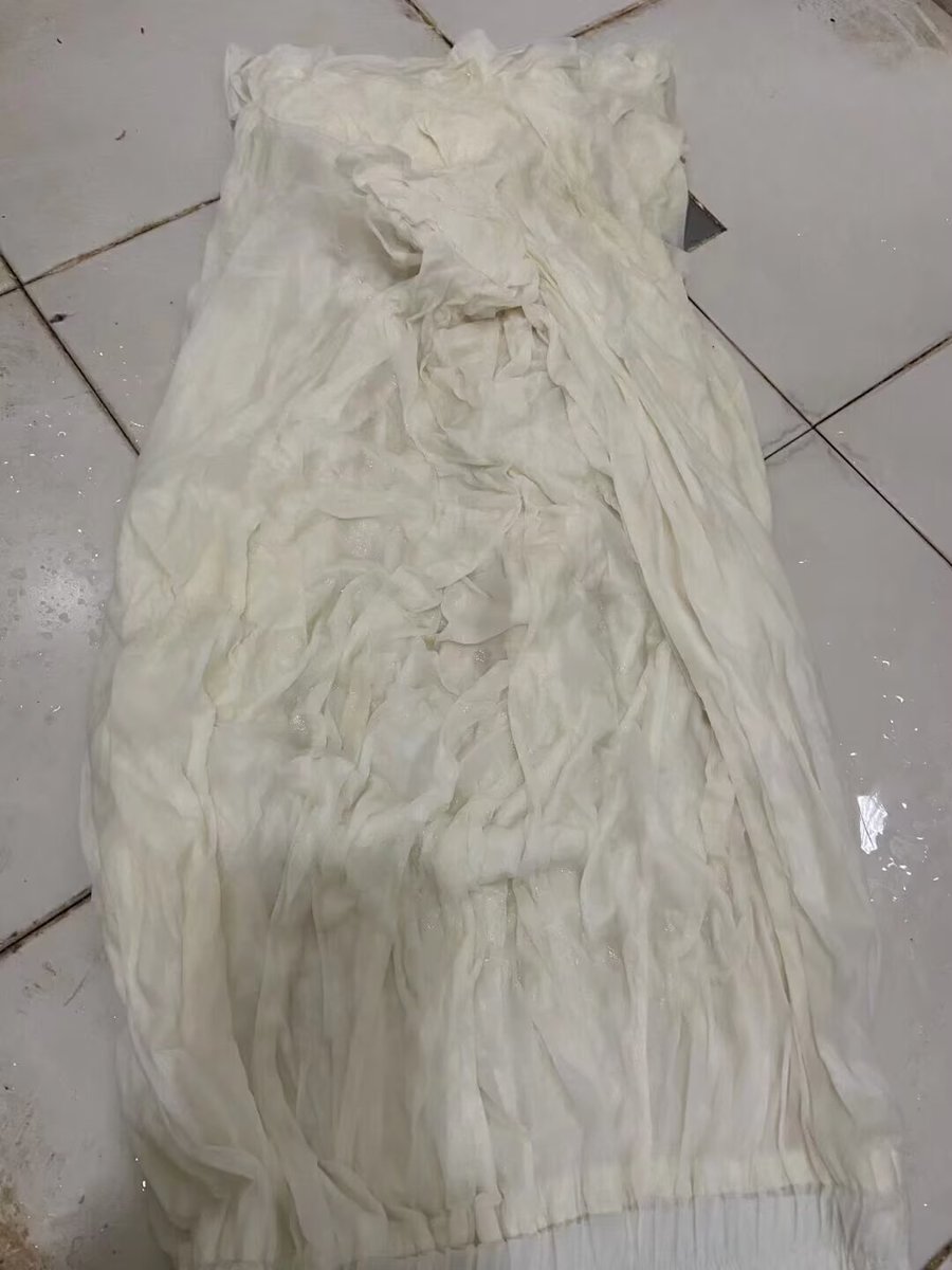 hardwareve's tweet photo. 朋友老婆的桑蚕丝衬衫,非常柔滑软糯,邀请同好去家里多��轮射.衬衫瞬间布满精斑,香香的衬衫瞬间被射臭.最后尿上去,晾干以后布满了尿骚味和精臭味. https://t.co/Ej96De9Ut7