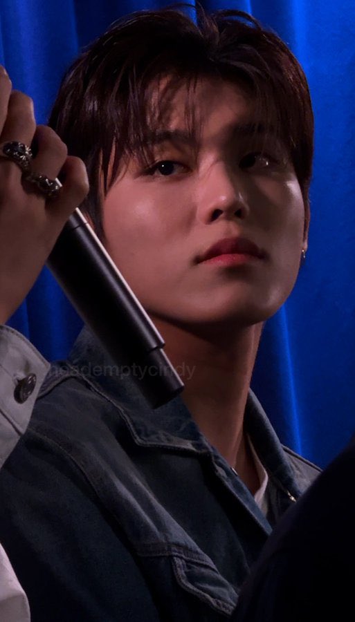 สายตาที่มองรุโตะกำลังพูด y-y