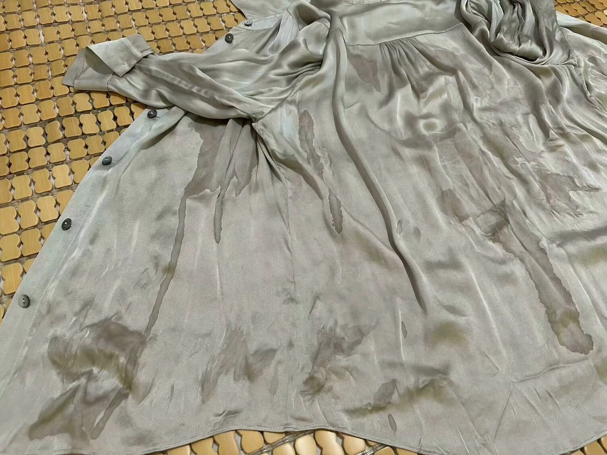 hardwareve's tweet photo. 朋友老婆的桑蚕丝衬衫,非常柔滑软糯,邀请同好去家里多��轮射.衬衫瞬间布满精斑,香香的衬衫瞬间被射臭.最后尿上去,晾干以后布满了尿骚味和精臭味. https://t.co/Ej96De9Ut7