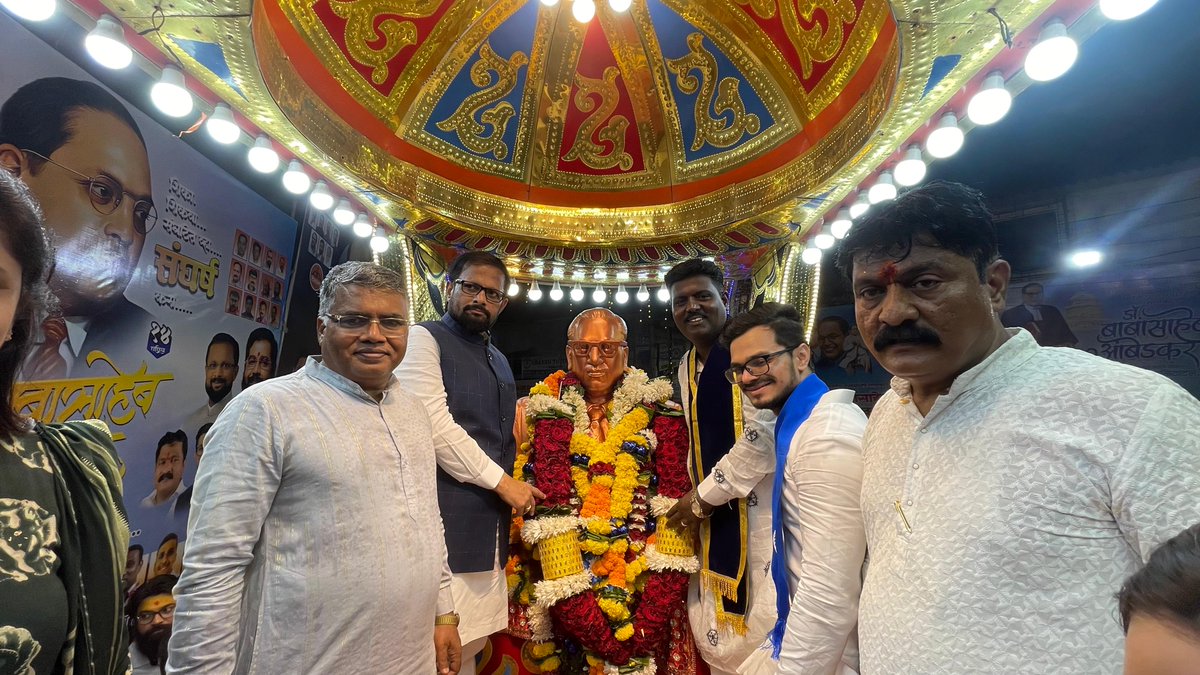 nareshmhaske's tweet photo. किर्तिवंत तू जगी दिव्य प्रभारत्न,
सफल केले जिद्दीने सारे तू प्रयत्न...

भारतरत्न डॉ. बाबासाहेब आंबेडकर जयंती उत्सव....

#NareshMhaske #DrBabasahebAmbedkar #AmbedkarJayanti #JayBhim #SocialJustice #VoiceOfTheVoiceless #FatherOfIndianConstitution #ThaneCity #AmbedkarProcession #EqualityForAll #AmbedkarLegacy