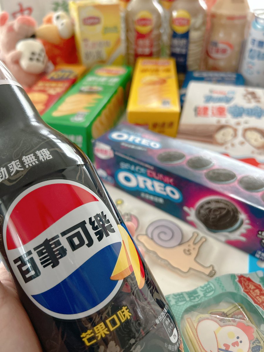 chi_guk09's tweet photo. 台湾から帰ってきた長女🇹🇼
お土産の中にあったペプシコーラ
これ前にグクペンさん達がみんな韓国で買ってたマンゴーフレーバー🥭
今もあるんだね
限定のオレオもあったけどコーラじゃなくて総合フルーツ味
クリームが水色で謎すぎる🤣🤣

それにしてもお菓子多すぎ😂

#ソイングク #SeoInGuk #서인국 https://t.co/LnQdJyLnfH