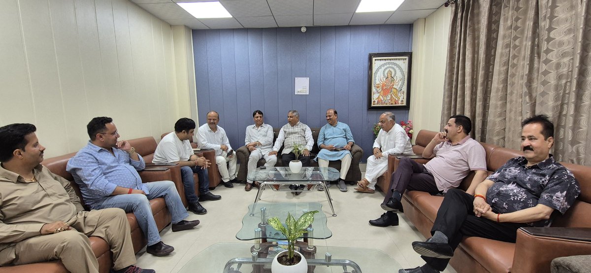 iamsatsharmaca's tweet photo. माननीय प्रधानमंत्री श्री @narendramodi जी की आगामी यात्रा और विश्व के सबसे ऊँचे रेल पुल #ChenabBridge के उद्घाटन के सिलसिले में #SMVDK में रेलवे स्टेशन अधीक्षक से मुलाकात की।
@blsanthosh ji https://t.co/lSG6bhutJS