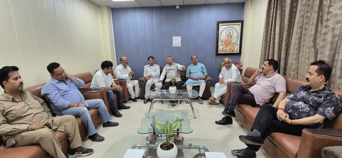iamsatsharmaca's tweet photo. माननीय प्रधानमंत्री श्री @narendramodi जी की आगामी यात्रा और विश्व के सबसे ऊँचे रेल पुल #ChenabBridge के उद्घाटन के सिलसिले में #SMVDK में रेलवे स्टेशन अधीक्षक से मुलाकात की।
@blsanthosh ji https://t.co/lSG6bhutJS