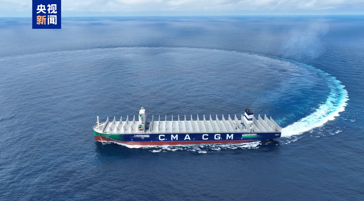 A China-built dual-fuel container ship with the world's largest load ...