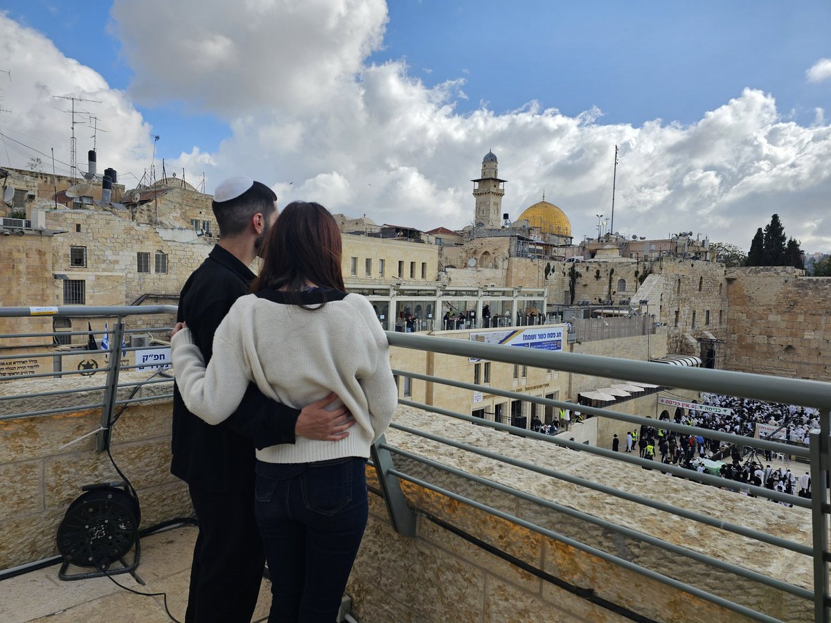 שורד השבי אלי-ה כהן הוא אחד המשתתפים בברכת הכהנים בכותל. בשנה שעברה, אמא שלו סיגי הייתה כאן לבד והתפללה לחזרתו