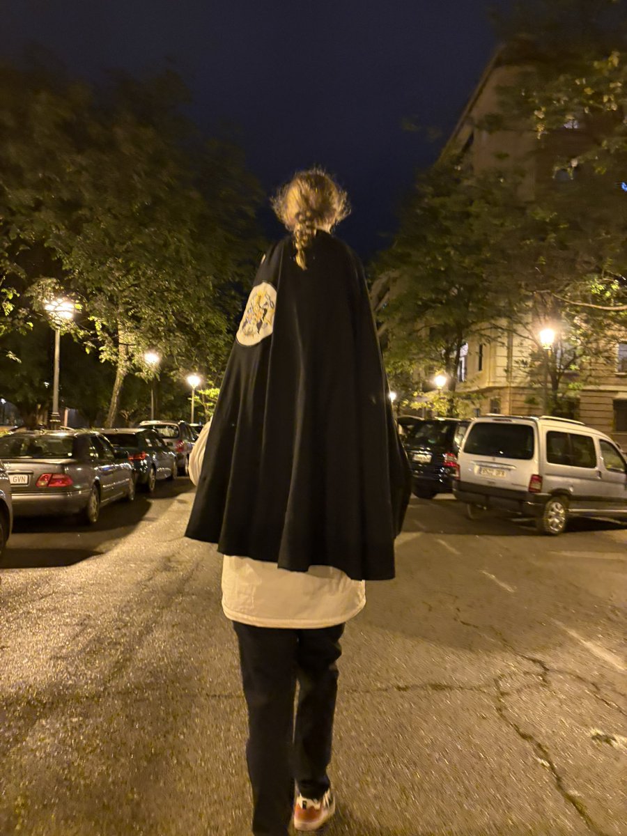 fesarita's tweet photo. Así tienen que llevarte cuando acabas tu estación de penitencia y aguantas todo lo que puedes para acompañar a tu hermandad @hdadstagenoveva #LunesSanto #SemanaSantaSevilla #SemanaSanta2025 https://t.co/oQRiBXN51u