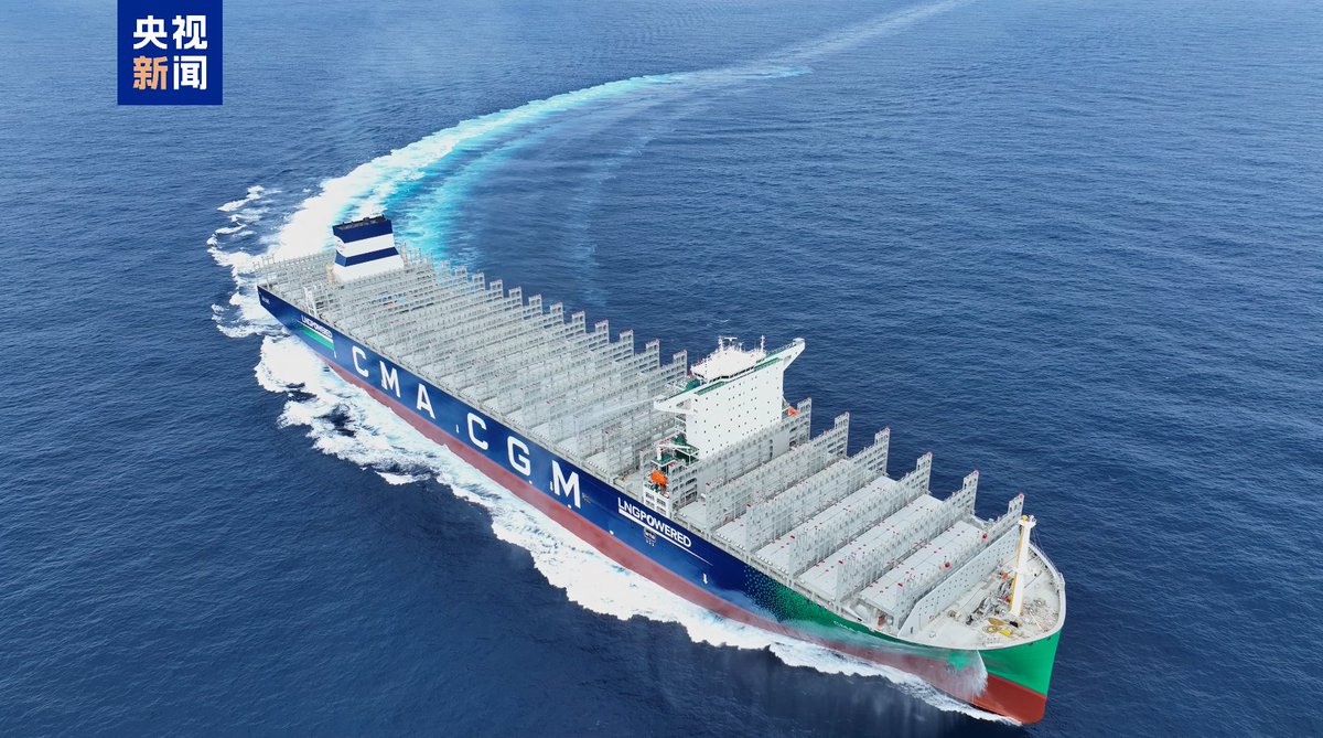 A China-built dual-fuel container ship with the world's largest load ...
