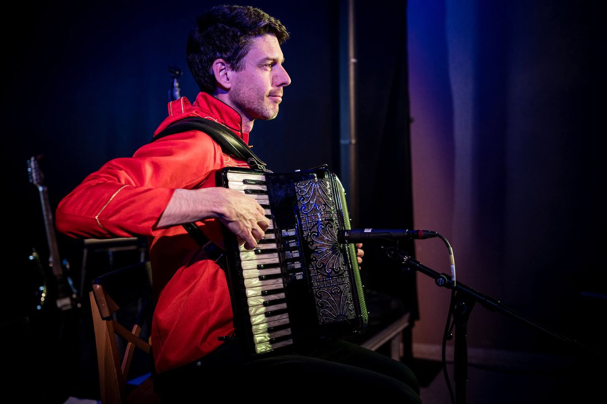 PeterPreuv's tweet photo. Opgetreden met NIEUW VUUR in De Fwajee

Dikke merci aan 

- fotograaf Flipke Nuyttens
- video Cozy Media Productions
- PA Magirus events
- geluidsmix Sanen Michiel
- licht Vandormael Omer
- De Fwajee Guy Ista
- helpende handen Zjeeke &amp; Jos
- en het talrijke publiek
You all rock! https://t.co/zh1e6vuZxn