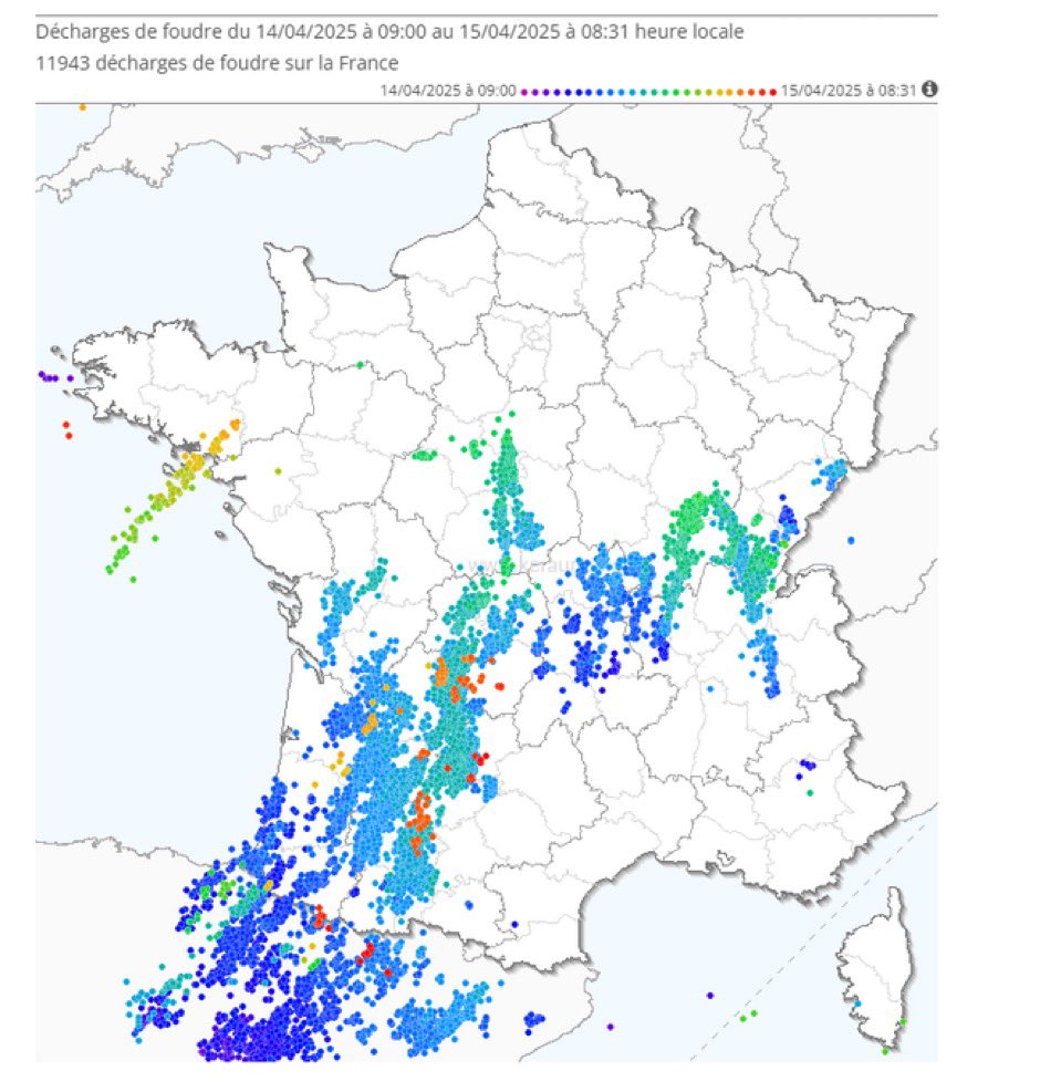 VigipreventionM's tweet photo. ⛈️{#Orages}
->⛈️: Hier soir, une magnifique ligne #orageuse a traversé une partie du quart sud-ouest de la #France. Les #orages ont été particulièrement intenses, avec près de 12 000 impacts de foudre, allant du sud-ouest au centre-est du pays.
{📸: @ NiaGT autour de #Tesson (17).}
{@ KeraunosObs - @ meteociel}