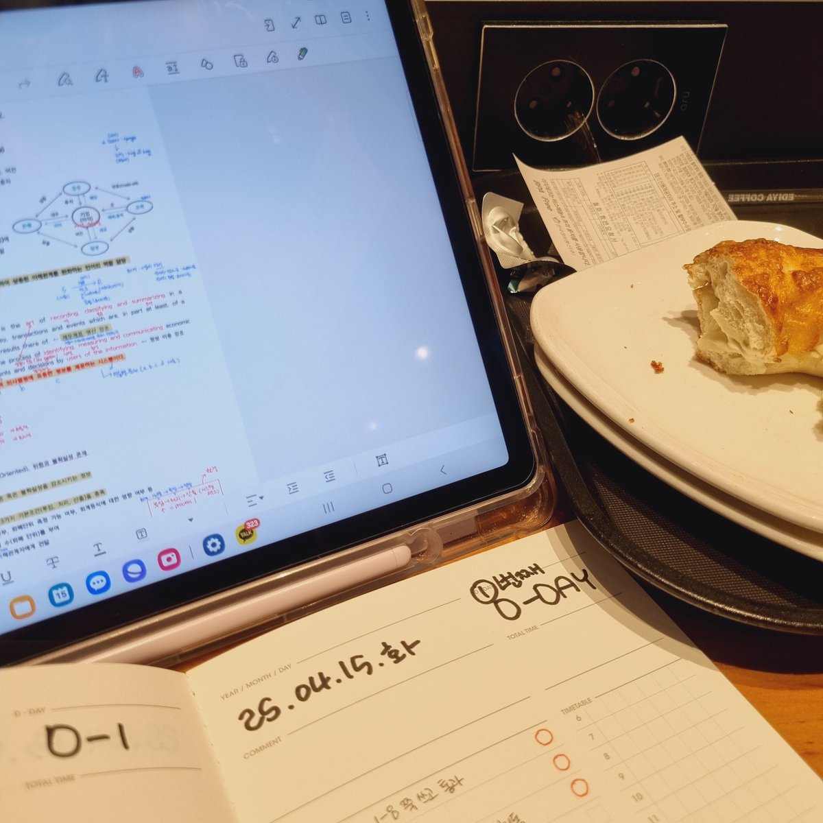 첫시험 JONNA 잘쳤습니다 교수와의 눈치게임 대성공🥹 공부한거 다 나왔어요
이제 내일 시험 준비ㅇ<-<...