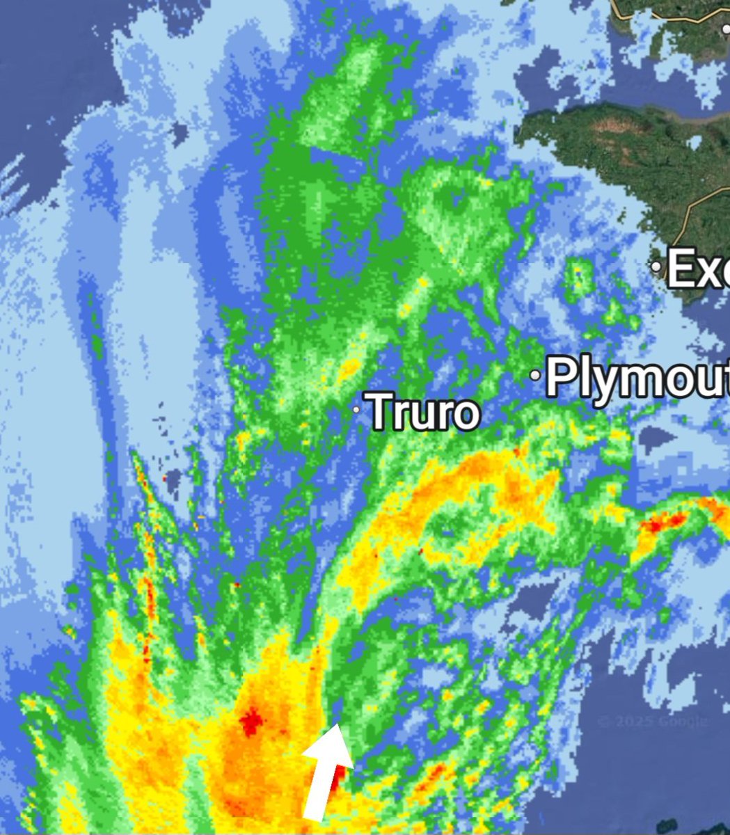 KWTWeather's tweet image. Good morning.

There's not much to say about this morning apart from its wet. I don't like the look of the radar either, we're going to see some really heavy persistent rain throughout the course of the day. Roads are going to be inundated with laying surface water and there will