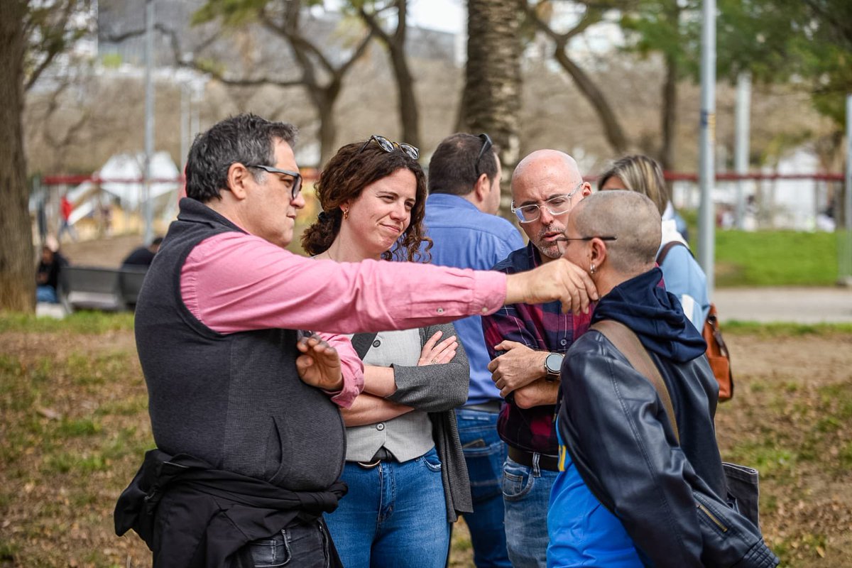 silviasaiz_1714's tweet image. Quan a la política tens una familia.