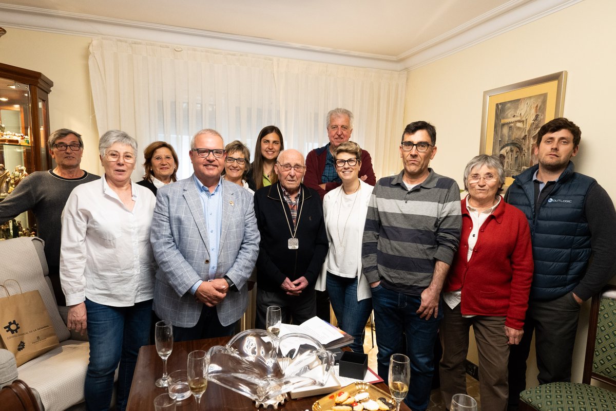 Consell Comarcal de la Segarra (@ccsegarra) on Twitter photo 💯 Cervera homenatja el veí centenari Antoni Boquet Tomàs
✅ Va rebre la medalla centenària, una placa commemorativa i un exemplar del llibre “La Segarra, lletra i paisatge” de mans de la regidora de Benestar Social, Judith Guim, i el president del Consell Comarcal <a href="/ramonaugegene/">Ramon Augé Gené</a> 💯 Cervera homenatja el veí centenari Antoni Boquet Tomàs
✅ Va rebre la medalla centenària, una placa commemorativa i un exemplar del llibre “La Segarra, lletra i paisatge” de mans de la regidora de Benestar Social, Judith Guim, i el president del Consell Comarcal <a href="/ramonaugegene/">Ramon Augé Gené</a>