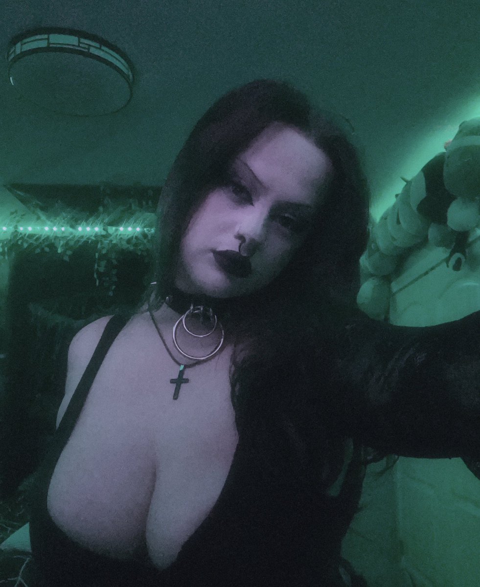 𝕷𝔞𝖚𝔯𝖊𝔫🕸️🥀 (@gothbunniie) on Twitter photo 