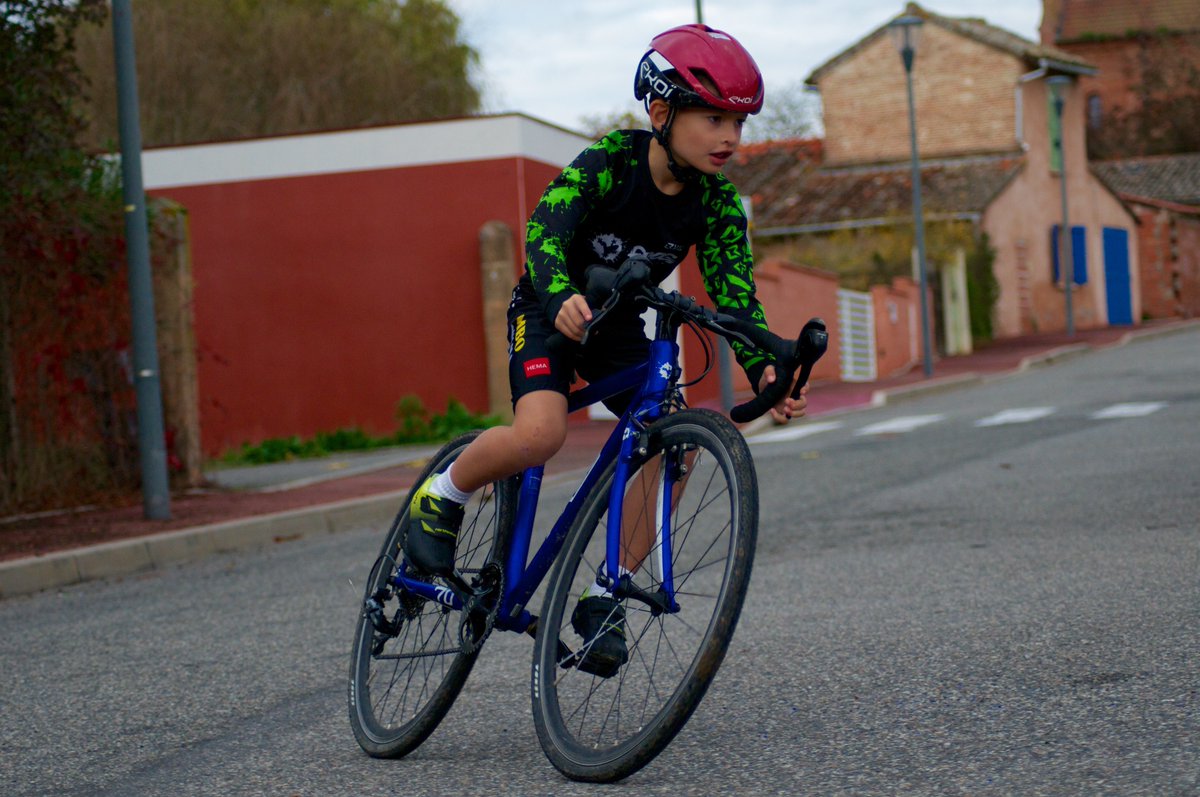 frogbikes's tweet photo. 🚴‍♀️ Tip Tuesday: Perfect your #cornering technique!
To corner like a pro, lean into the turn while keeping your body relaxed. Look through the corner, not at the ground, &amp; maintain steady pressure on the pedals. 

📷mael_cycliste #CyclingSkills #BikeTips #FrogBikes #TipTuesday https://t.co/COgq46eg5J