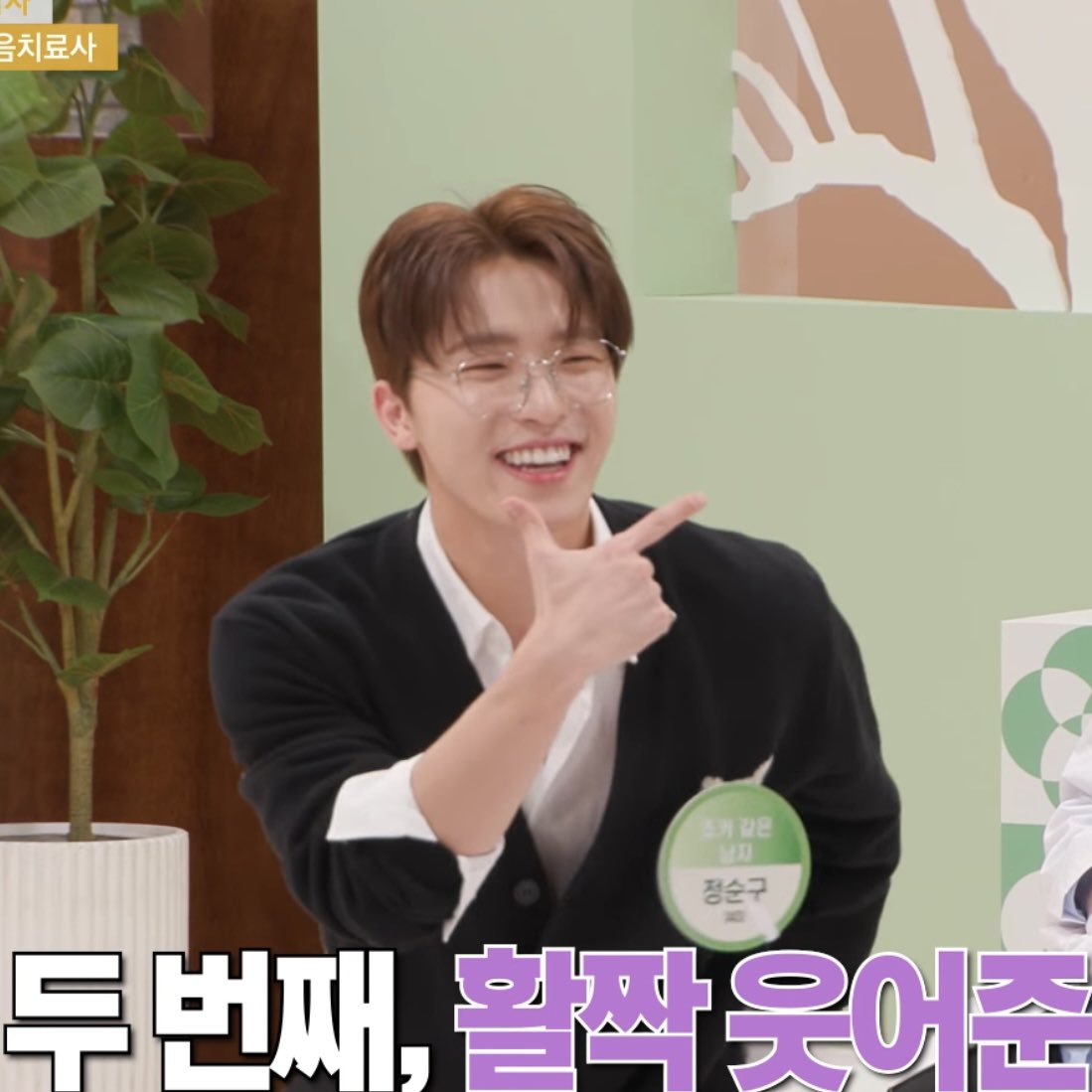 전대경 처음 순구쌤 만났을 때 살짝 당황했을 것 같음 계에속 웃고 있는데 무슨 생각하는지 모르겠어서 이 사람은 뭐가 다 저렇게 웃긴가? 생각했는데 하루는 대경 다치고 온 날에 처음으로 정색하는 순구쌤 보고 이상한 기분 돼서는 전대경이 순구쌤 보면서 웃으면서 말할듯 왜 안 웃어요 하고