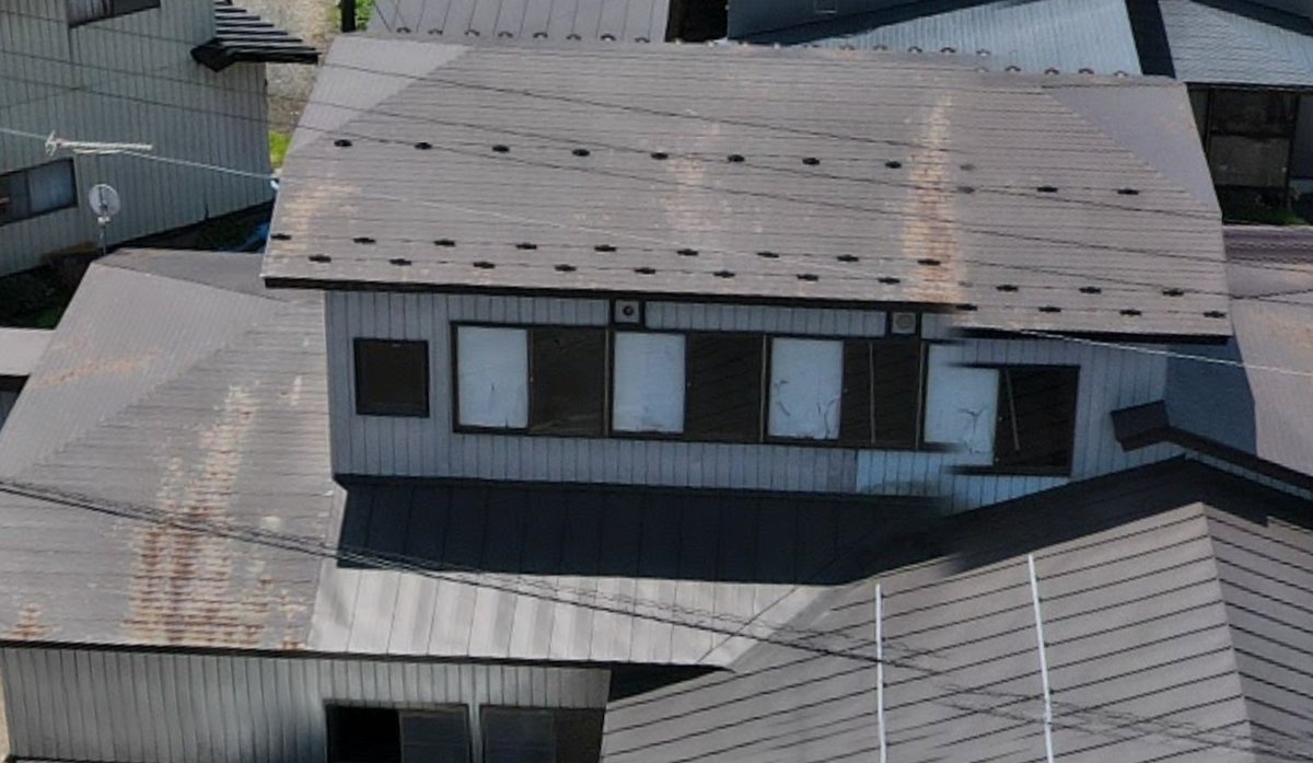 wre2022's tweet photo. 屋根の状況を把握するにはドローンがいいですね
屋根・壁のリフォーム、大館市内はドローン写真付きでお見積もりいたします https://t.co/nLx07kcIV5