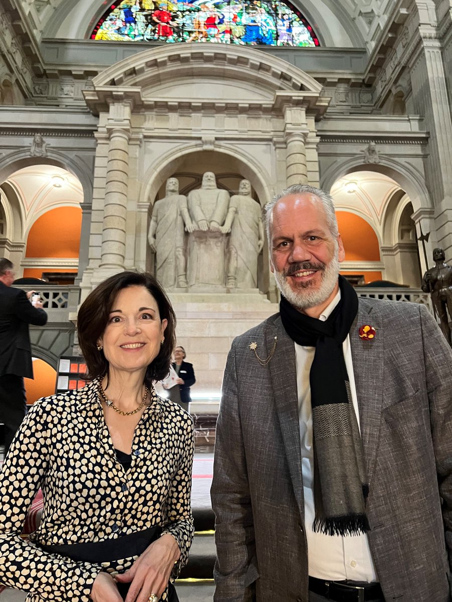 Was für ein Wiedersehen mit meiner HSG Klassenkameradin Regine Sauter in den Wandelhallen, nach dem Treffen mit Ignazio Cassis und verschiedenen Parlamentariern zum Thema «Das ungenutzte Potenzial der Fünften Schweiz»
<a href="/SwissCommunity/">SwissCommunity.org</a>  <a href="/ignaziocassis/">Ignazio Cassis</a> <a href="/regine_sauter/">Regine Sauter</a> <a href="/HSGStGallen/">Universität St.Gallen (HSG)</a>