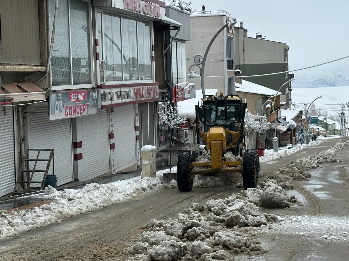 Halkımızın güvenli ulaşımı için kar temizleme çalışmalarımız devam ediyor...