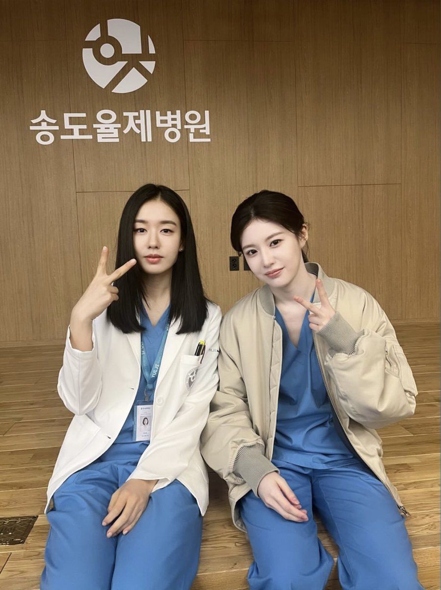 The legendary ⌗ dr. Chu Mi-ran. {love_struck} Pretty sure she came as a cameo for episode two and she cheered me up, too. Obgyn team always got my back since day one. Cheers to Obgyn team! >ᴗ< 🎀