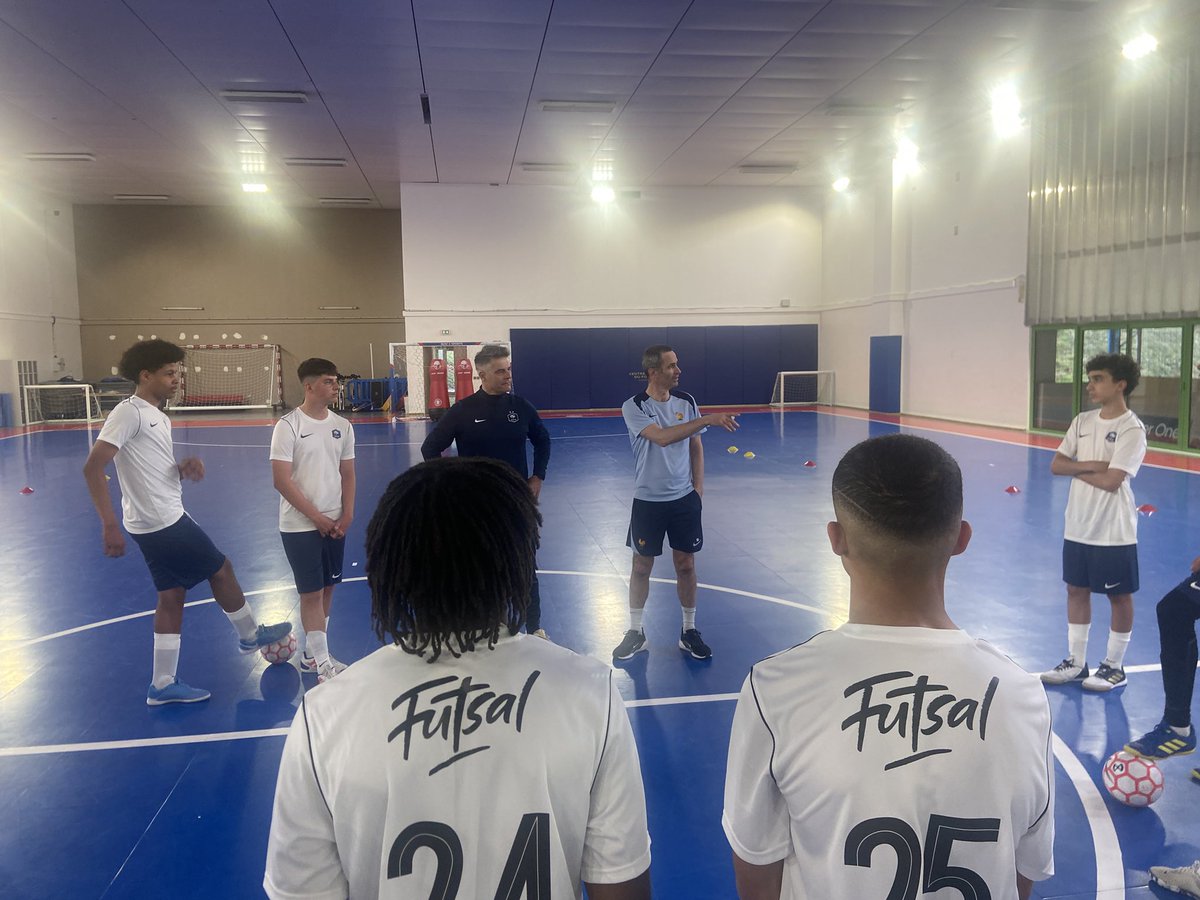 Timboussaint_T's tweet photo. 1ère édition du concours Les espoirs du futsal
➡️32 jeunes issus de toute la France et des Drom Tom réunis à Calirefontaine
➡️Des tests techniques, des matchs 3 vs 3 et 5 vs 5
➡️Un temps d’échange avec l’équipe de France futsal et son staff
Bravo aux joueurs
#futsal #fff #lpiff https://t.co/J2PRJWLqmg
