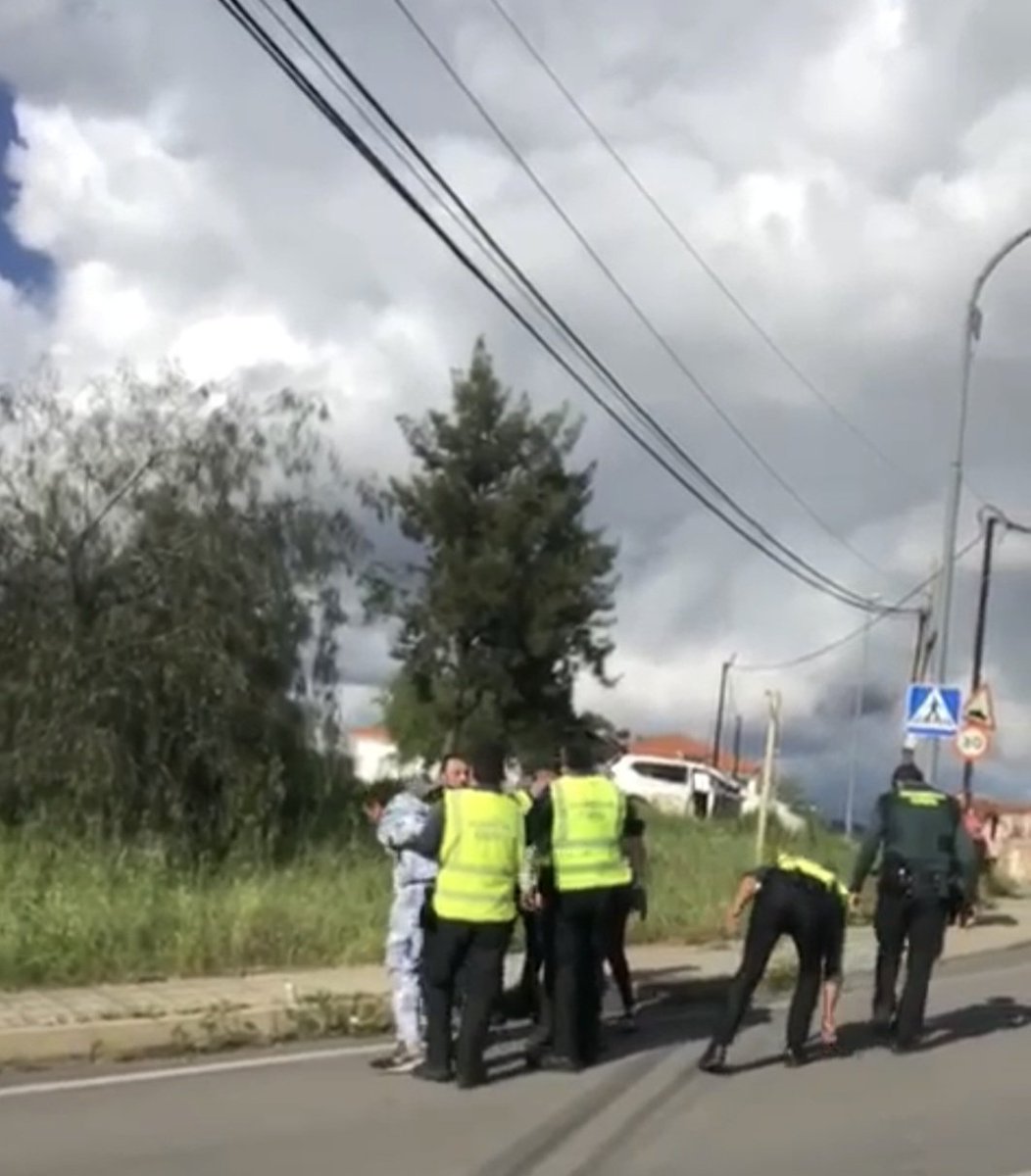 apc_huelva's tweet photo. Desde @apc_huelva y @apcabos deseamos una pronta recuperación al compañero agredido, y asociado nuestro, en el Alto de la Mesa.
#ProfesionDeRiesgo https://t.co/MrN9ODVfHG