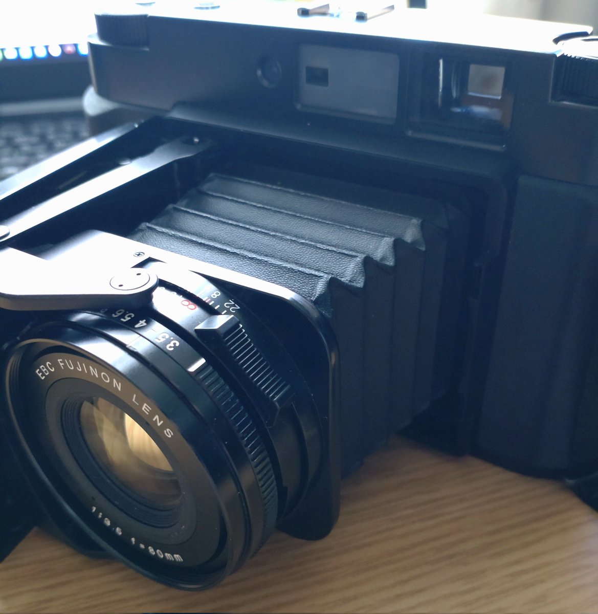 aoco_bluefox's tweet photo. はい。
ということでMNG。数カ月前の有言実行ってやつ。
ちょっとレンズクリーニングしたら綺麗になったのでビビった。ちゃんとシャッターも切れた。というか全体的に使用感がない。なんだこれ…。
しかしまぁ、今年に入ってから急に蛇腹が増えたわね…🐍
#mng
#国産中判フィルム写真展
#gf670 https://t.co/orJ4pC9k2e