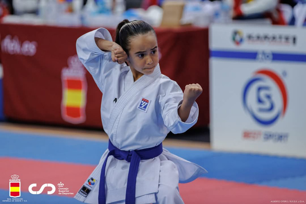 AytoRivas's tweet photo. 🥉🇪🇸 Isabel Gómez-Pavón Martín, de 7 años: de campeona de Madrid a tercera de España. La joven ripense gana la medalla de bronce del campeonato estatal de katas, celebrado en Logroño. Ha sido en categoría benjamín. https://t.co/H0mQA8Jtjt https://t.co/YPOPHwZGFo