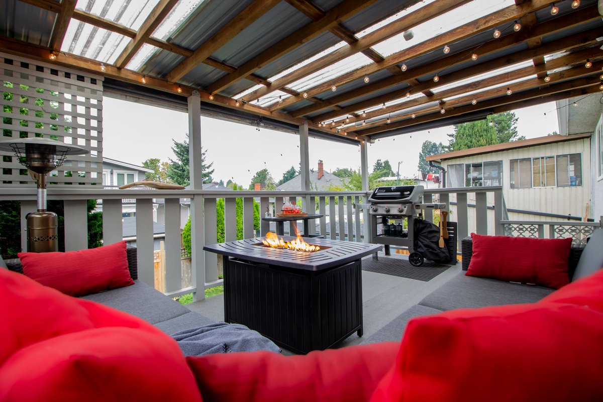 BoyiHeng81526's tweet image. As night falls, the hustle and bustle of the day fades away, and the string lights light up one after another.  Next to the barbecue stove, the fire jumps, the food sizzles, and the aroma overflows. #hengboyilighting #barbecue #backyardlighting #stringlight #outdoorlight #gather