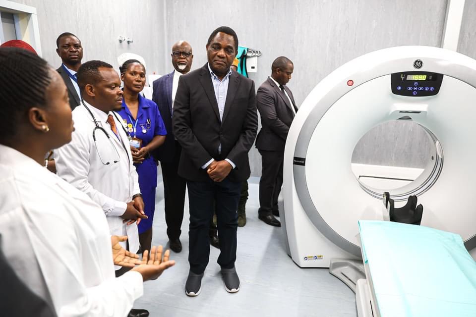 innocentmaruza7's tweet photo. Zambia 🇿🇲 President is busy fixing Healthcare while @edmnangagwa of Zimbabwe is failing to buy pain eeze, https://t.co/Ref1MuokHD