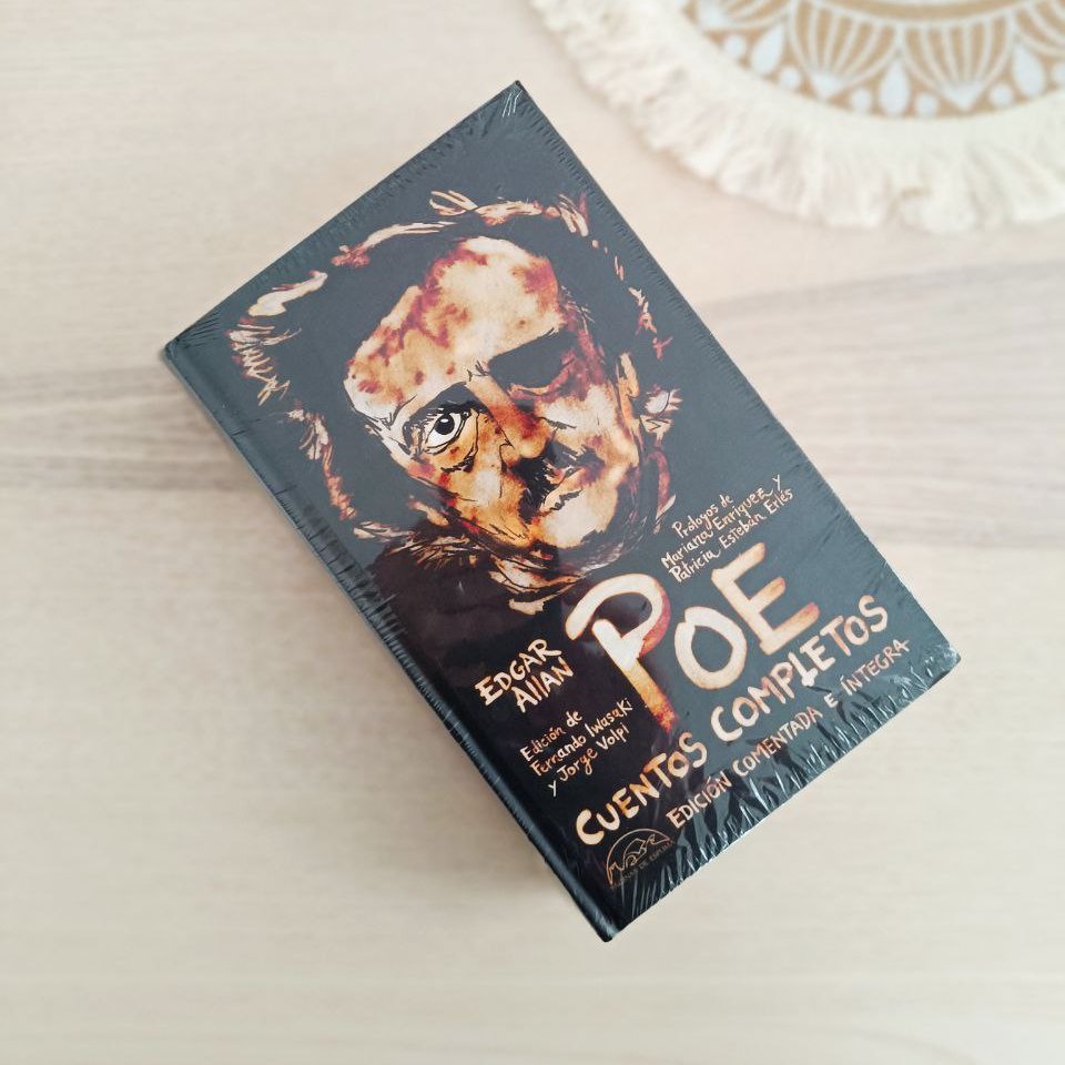 🕯️ Acabo de publicar nueva reseña en el blog: Cuentos completos de Edgar Allan Poe, en la maravillosa edición comentada de <a href="/paginasdeespuma/">Editorial Páginas de Espuma</a>.

Una lectura intensa, lúcida y bellísima, que me dejó pensando en la oscuridad que todos llevamos dentro.

🔍 yolenovela.com/2025/04/cuento…