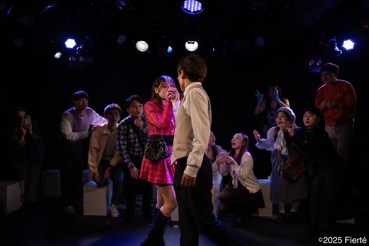 Fierte_stage's tweet photo. \ 📸本日の舞台写真📸 /

ミュージカル「THE THEORY OF RELATIVITY-相対性理論-」
#セオリラ

♩M12 口紅
"原題: Lipstick" 

アントニーとジェニー、そして通行人によるナンバー💄
道を歩くふとした瞬間に何を思っているのか…💭

撮影：#曽我虹輝 さん https://t.co/UElyRBhMFd