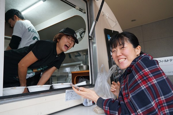 NTTWestOfficial's tweet photo. ／
社員、地域みんなで
能登の食材を食べて復興を応援🥄
＼
NTT西日本北陸支店は 4月15日よりNTT鳴和ビル前に
能登産の食材を使ったメニューを提供するキッチンカーを誘致🚚

能登の観光促進や地域活性化への貢献もめざします🍜
お近くの方はぜひお越しください✨

詳しくは👇
https://t.co/XJx9IkYAU0 https://t.co/YXTRd3hmtN