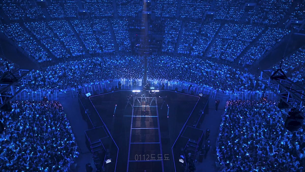 momentbyBH's tweet photo. ghost by baekhyun 
⟣ lonsdaleite, kspo dome https://t.co/pTbtX4pEaa