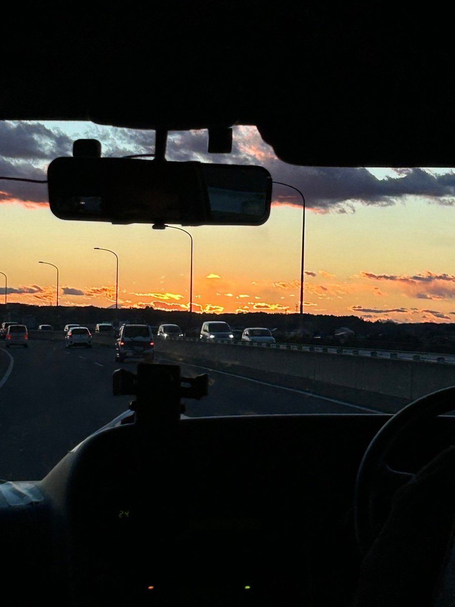FalsadaSky's tweet photo. 【普段の活動】

47期のしおんです！

もちろん、空を飛ぶのがメインですが、それだけじゃありません ᐕ)ﾉ

活動後の夜ごはんは、みんなで作って、一緒に食べています。

雨で飛べない日は、近くの動物園やカフェに行ったり、自然の中を探検したり。

帰り道、部車から綺麗な夕日が見える日も！

ここでしかできない、特別な経験がたくさん詰まっています！

#春から大学生 #インカレサークル #ハンググライダー #春から農工大 #春から東大 #春から筑波大 #春から津田塾 #春から上智 #春から青学 #春から明治 #春から本女 #春から東女 #春から学芸 #農工大 #東大 #聖路加 #筑波大 #気象大 #津田塾 #スカイスポーツ #パラグライダー #新歓 #インカレ #サークル