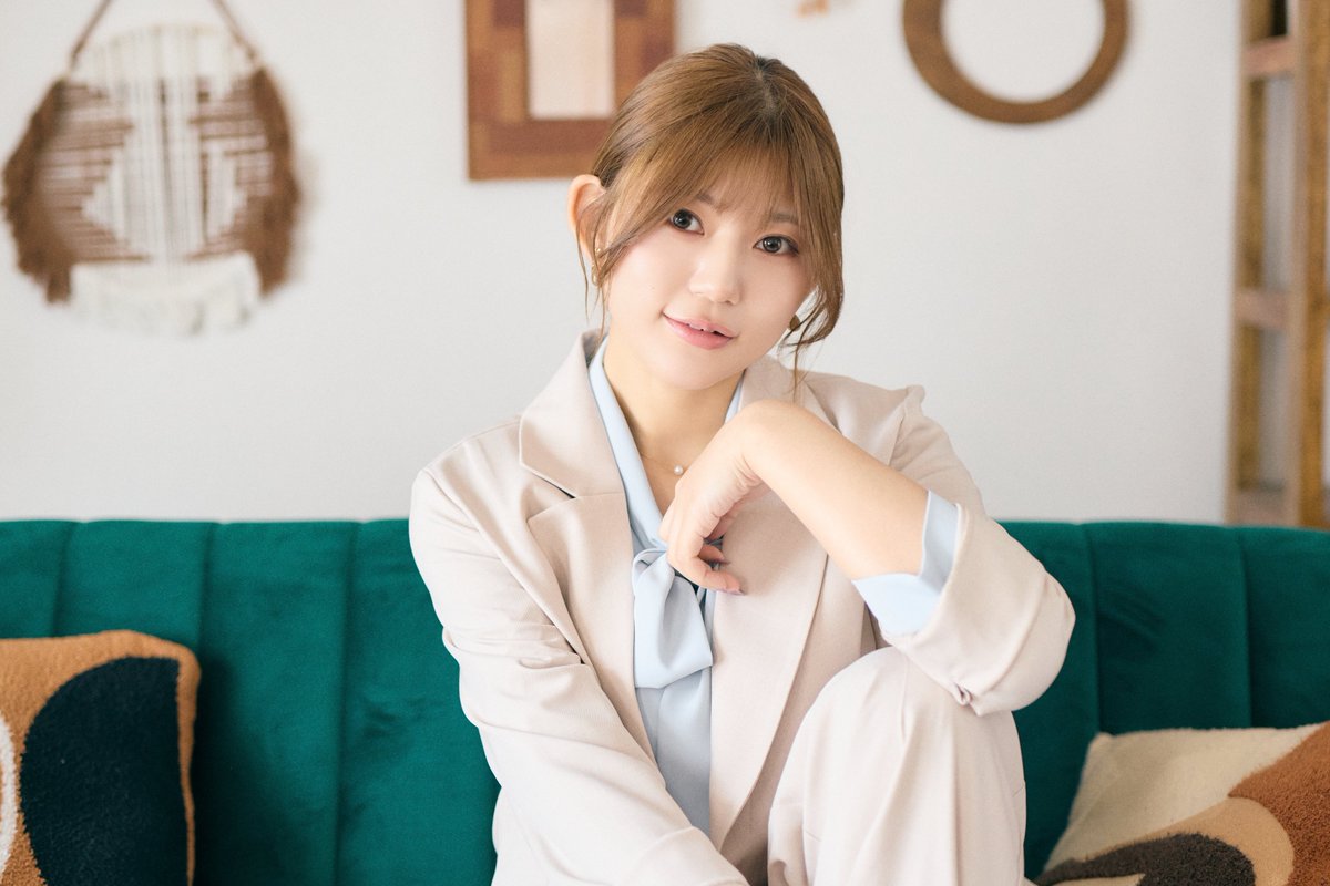 BloomLab_stage's tweet photo. ୨୧‥∵‥‥∵‥‥∵‥‥୨୧ 
　　ビジュアル公開 
୨୧‥∵‥‥∵‥‥∵‥‥୧୨

■東拓海 @Takumi_Higashi_
《as 駿河緑》
🗣️詩：「言葉は本から、この感情は君から学んだ。」

================

■熊里あかり @akr_kuma0930 
《as 新井仁美》
🗣️大丈夫：“馬鹿じゃん”って笑い飛ばしたかった。

#舞台アスモカ #ブルラボ