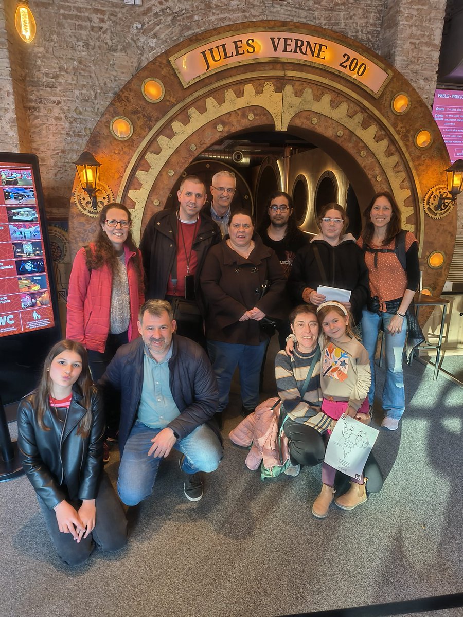 La semana pasada, un grupo de trabajadores de Fundación Cares visitó la experiencia inmersiva de realidad virtual "Jules Verne 200", en @IDEAL_Barcelona. 

La actividad fue organizada por el #Club2C para fomentar la cultura entre nuestra plantilla.🌍✨

#Cultura #FundaciónCARES