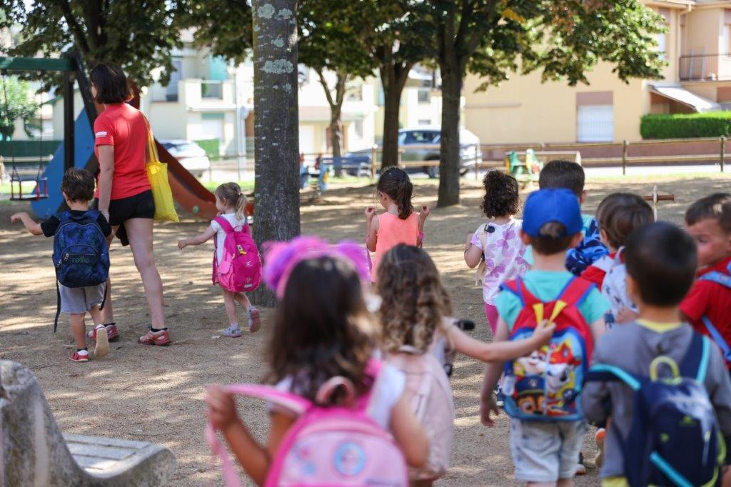 ☀️Ja tenim aquí l'#EstiuRiu2025!☀️

🌱🔎🎭🏀Activitats de tot tipus: lúdiques, educatives, culturals, esportives.
Per a infants i joves de 3 a 17 anys

📅El 29 d'abril obrim inscripcions!

🔗oloteducacio.cat/2025/04/11/nov…