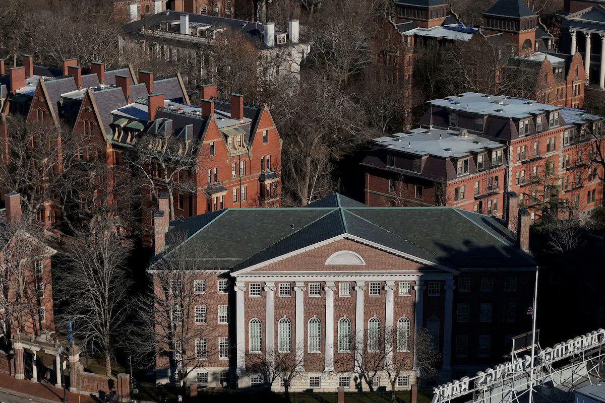 🚨🇺🇸 L'amministrazione Trump ha congelato 2,2 miliardi di dollari in sovvenzioni federali e 60 milioni in contratti pluriennali destinati all'università di Harvard dopo che quest'ultima ha rifiutato di adeguarsi alle modifiche richieste da Washington in fatto di programmi