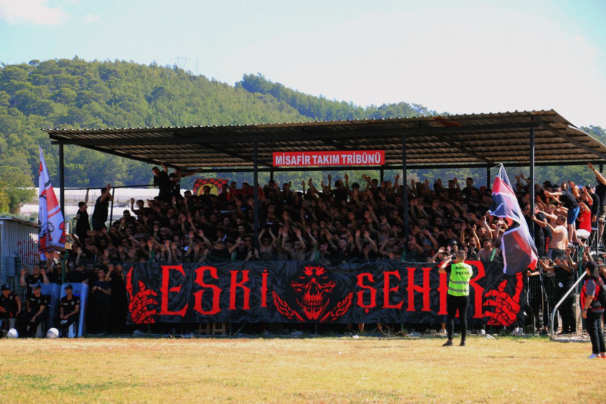 AltLiglerTR's tweet photo. Hafta sonu oynanacak Manavgat Belediyespor - Eskişehirspor maçı muhtemelen şampiyonluk kilidinin açılacağı maç olacak! 

Bu maçta Eskişehirspor taraftarına deplasman yasağı getirildi. Eskişehir'de oynanan sezonun ilk maçında 31.000 taraftar stadyuma gelmişti, Manavgatlı taraftarlar da deplasmana gelmişti.

Eskişehirspor taraftarı #DeplasmanHaktırEngellenemez hastagiyle gündem oluşturuyor!