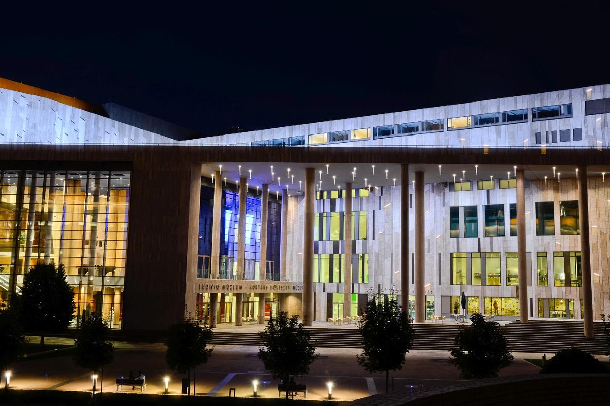MÜPA, the Palace of the Arts in Budapest, is one of Hungary’s most modern cultural venues.  A concert hall, a museum, and much more. Read about it in this article: visithungary.com/articles/mupa-…
🎵🖼️🗿

#visithungary #hungary #budapest