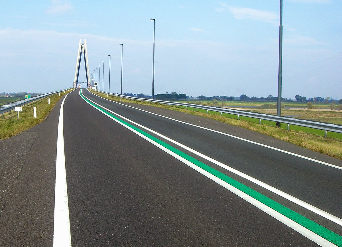 Wegmarkeringen moeten niet alleen slijtvast en veilig zijn, maar ook aanpasbaar aan verschillende situaties en voldoen aan wetgeving en normen. Met meer dan 40 jaar ervaring op het gebied van duurzame markeringsmaterialen staan we u graag bij! 

triflex.nl/veilige-en-dui…