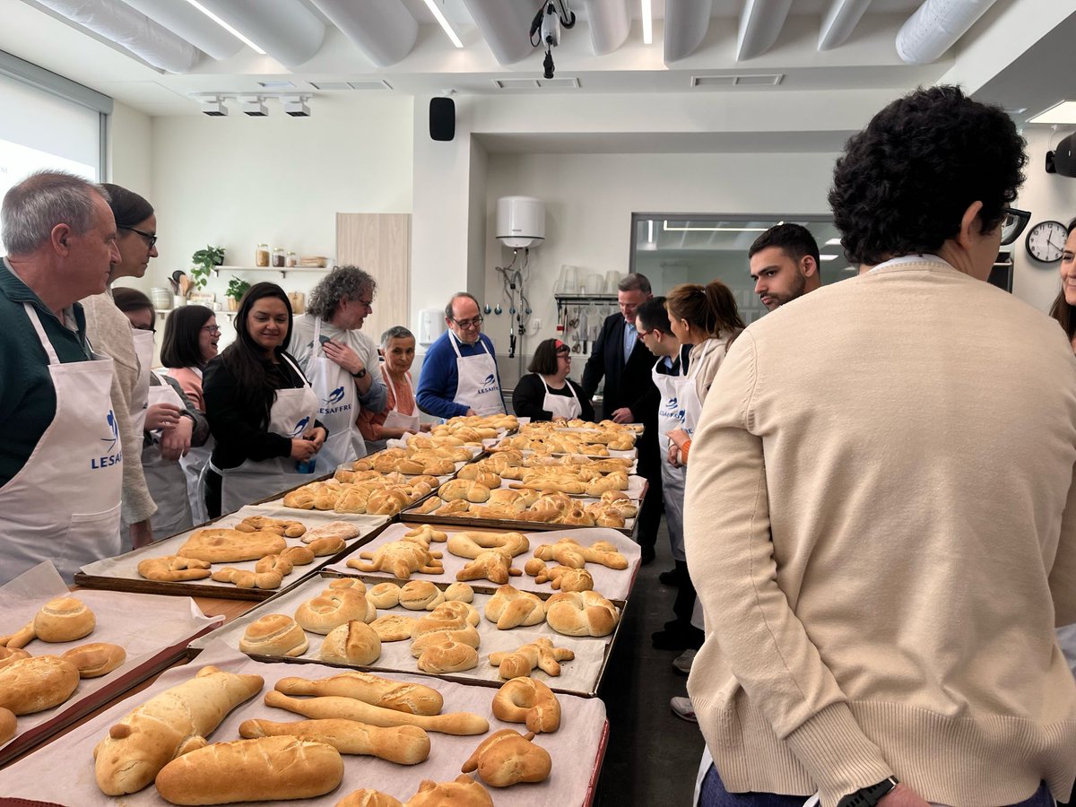 Hoy los Centros de día de Camino Viejo de <a href="/FPersonas/">Fundación Personas</a> #Valladolid han visitado el obrador de la empresa <a href="/Lesaffre_Group/">Lesaffre</a> donde hemos elaborado nuestro propio pan y recibir formación por parte de sus trabajadores. Gracias Al equipo de #Lesaffre por vuestra cercanía y buen hacer!🥖😋