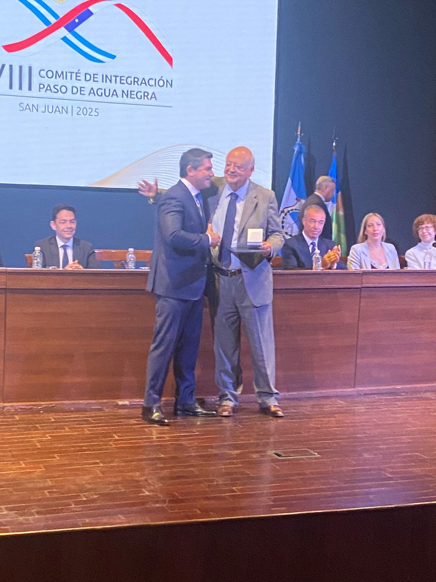 EmbaChileArg's tweet photo. El Emb. Viera Gallo participó en la XXVIII Reunión del Cómite de Integración Agua Negra en San juan, junto a su Gob. Marcelo Orrego y al Gob. de la Región de Coquimbo, Cristóbal Juliá, entre otras autoridades de ambos países. @Minrel_Chile  @MinGobSanJuan @gorecoquimbo https://t.co/3DV2ie2ngq