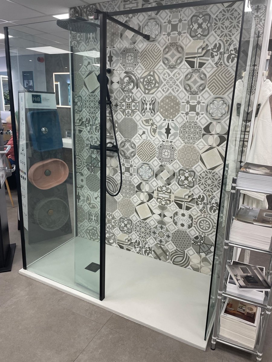 Check out this new #bathroom showroom display from Woodhouse and Sturnham Stamford! 🌟A #JT Malham Grey shower tray beautifully offsets the black Roman walk-in enclosure and blends fantastically with the monochrome tiles - very on trend!🤩 
#JustTrays
tinyurl.com/3pewwvud