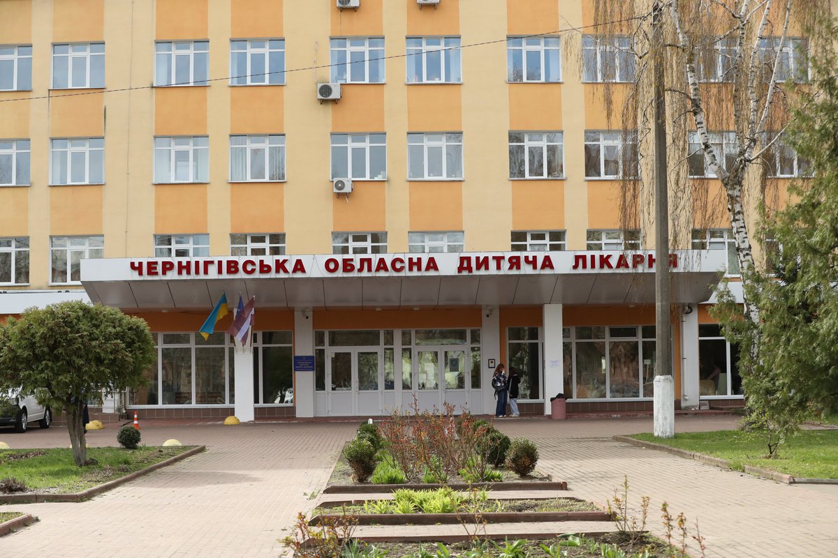 Arlietas's tweet image. Latvijas 🇱🇻 vēstnieks Ukrainā 🇺🇦 Ilgvars Kļava atklāj divus līdz šim lielākos Latvijas rekonstruētos objektus Ukrainā - Černihivas pilsētas 19. bērnudārza ēku un Černihivas reģionālās bērnu slimnīcas ēdināšanas bloku.

🔗 mfa.gov.lv/lv/jaunums/cer…

#AtbalstuUkrainu #LATDEV