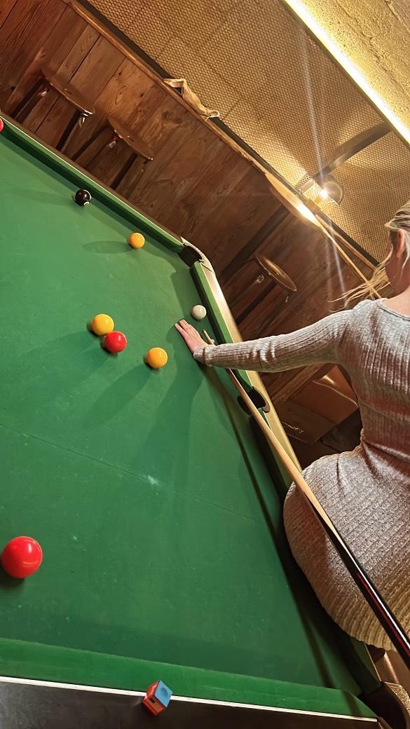 J'ai trop de trucs à vous montrer mais regardez votre pute préférée jouer au billard déjà