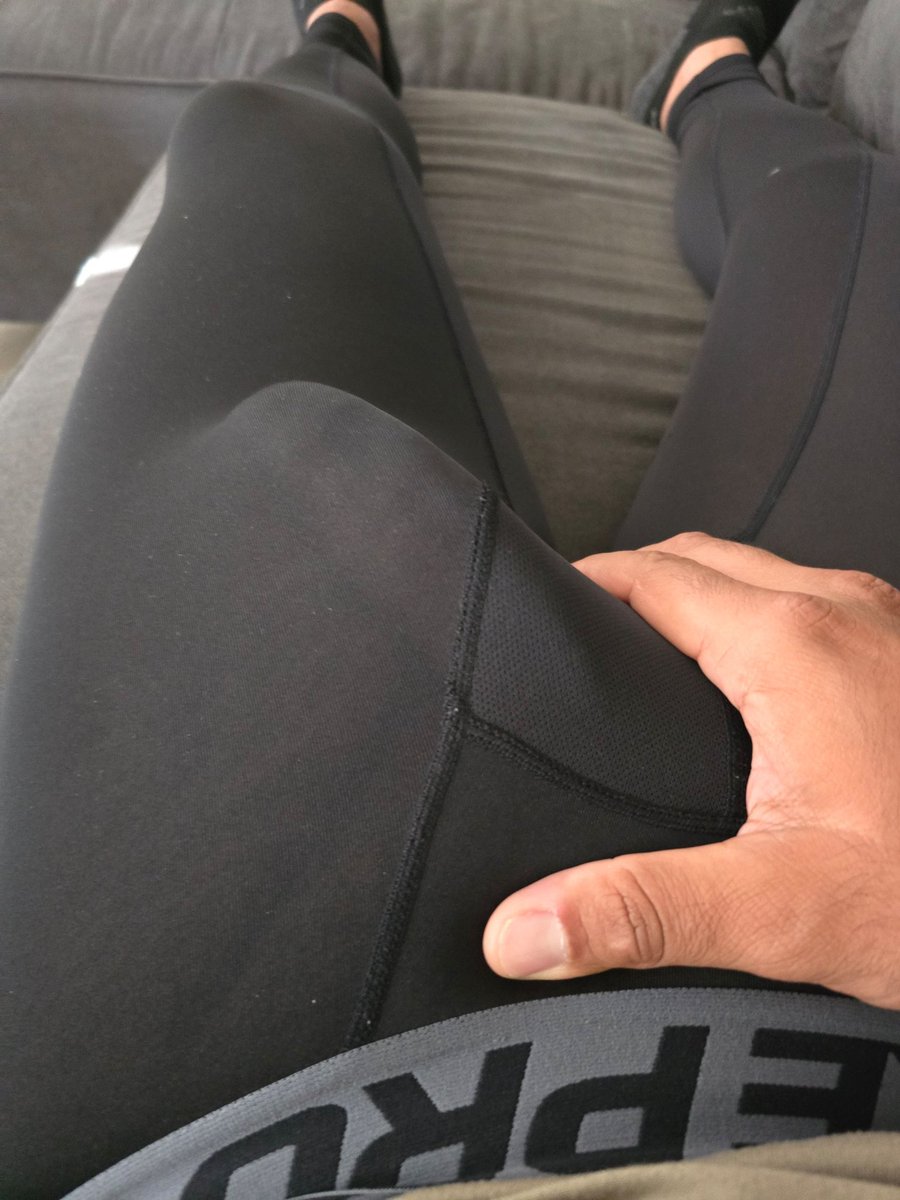Netflix and Chill?
Tights and bulges 

#leggings #spandex #lycra #bulge #vpl