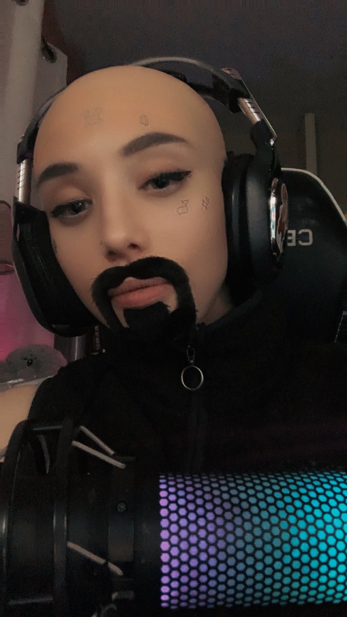 elestialkittenx's tweet image. chat said we look alike and I kind of see it... @JGDarhk