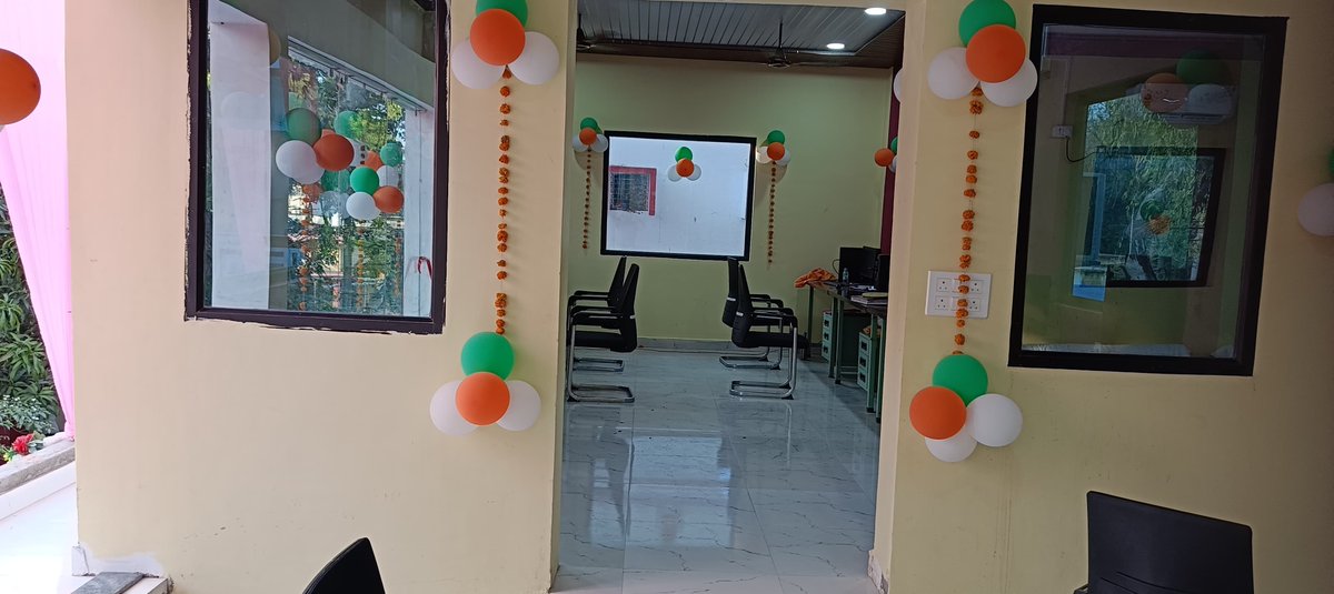 #SPLalitpur <a href="/IPSMdMustaque/">Md Mustaque IPS</a> द्वारा कोतवाली ललितपुर, जनपद ललितपुर के नवनिर्मित सीसीटीएनएस कक्ष/ विवेचना कक्ष का  फीता काटकर किया गया उद्घाटन ।